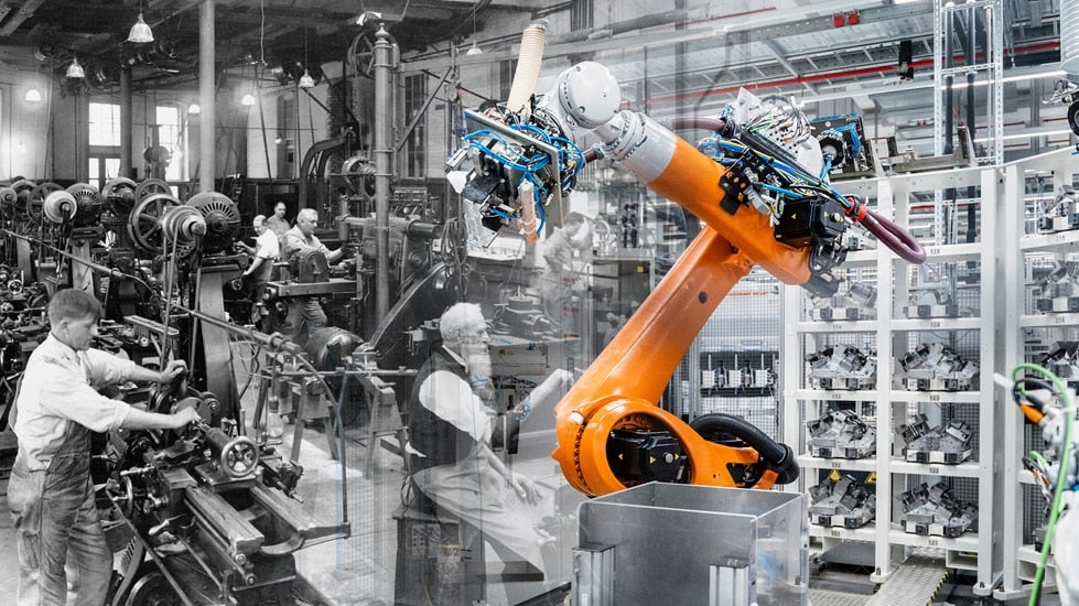 brazo robótico moderno en una fábrica yuxtapuesto con una imagen de una de las primeras fábricas