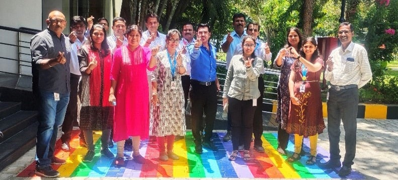 Chennai, Indien Flex Standort brachte den Geist des Stolzes ins Büro durch die Malerei Zebrastreifen Regenbogen