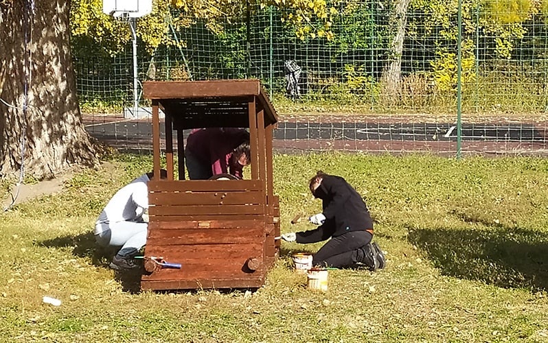 Personal de Budapest Flex renovando los juguetes del parque infantil