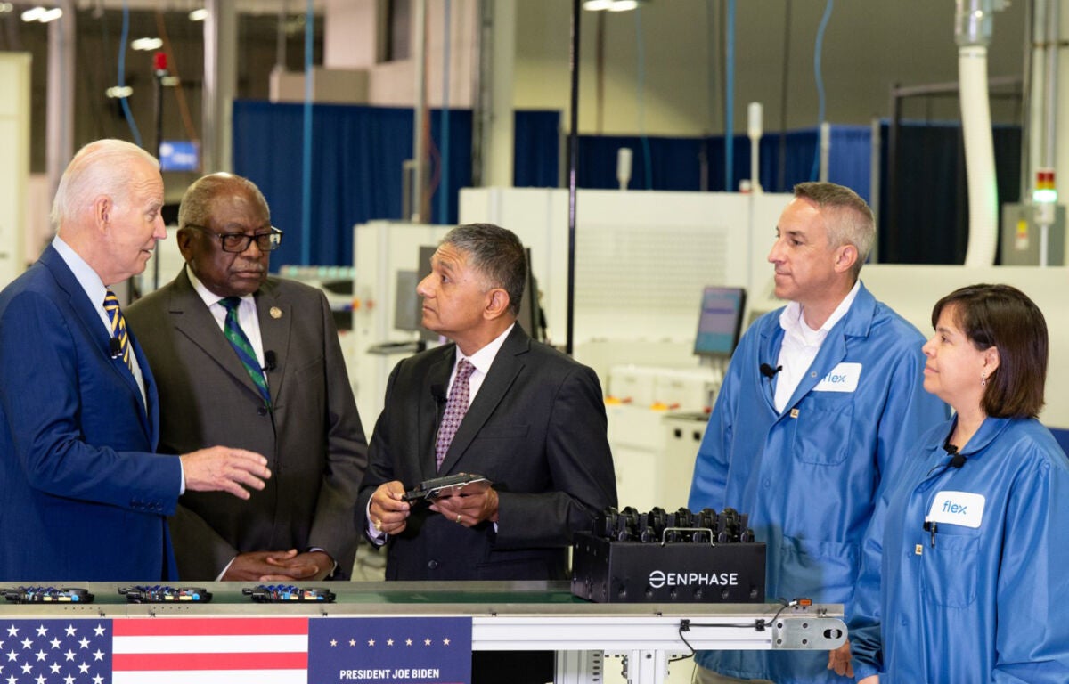 Treffen von Präsident Biden mit Enphase und Flex in einer Fabrikhalle
