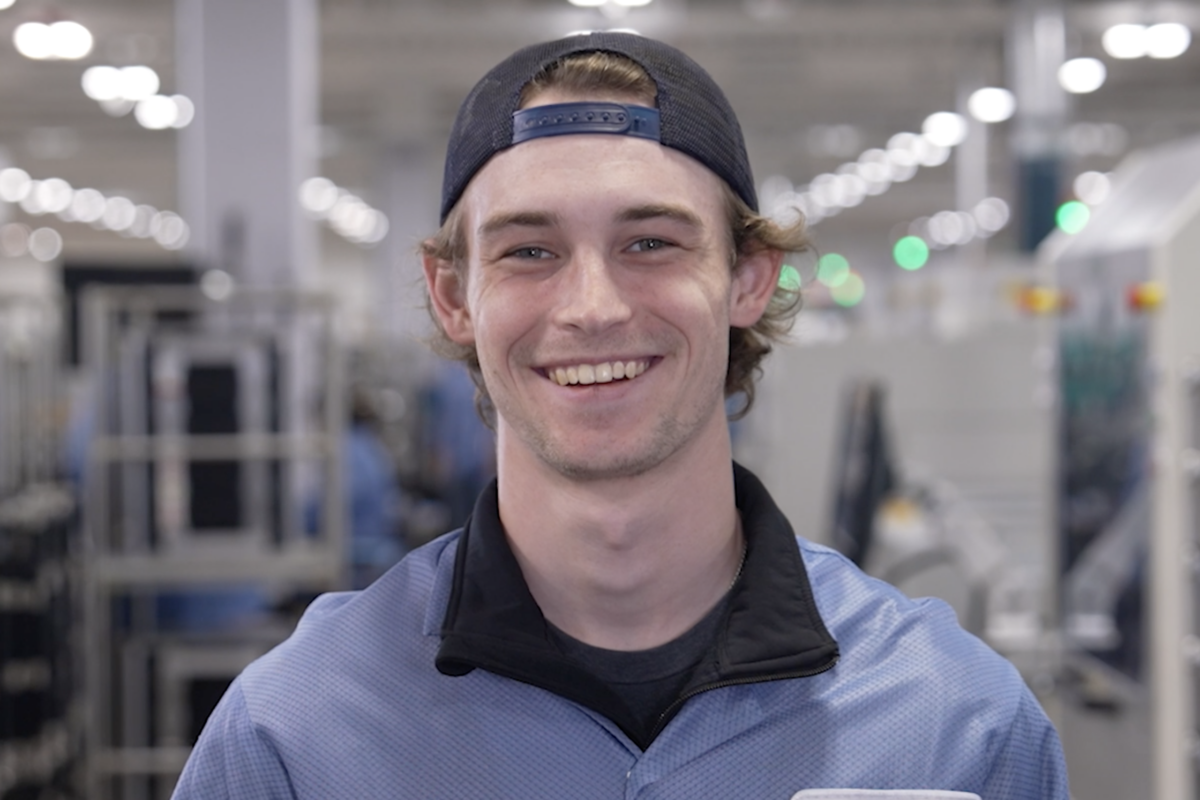 Foto de cabeza de un empleado del Flex Austin en la planta de fabricación