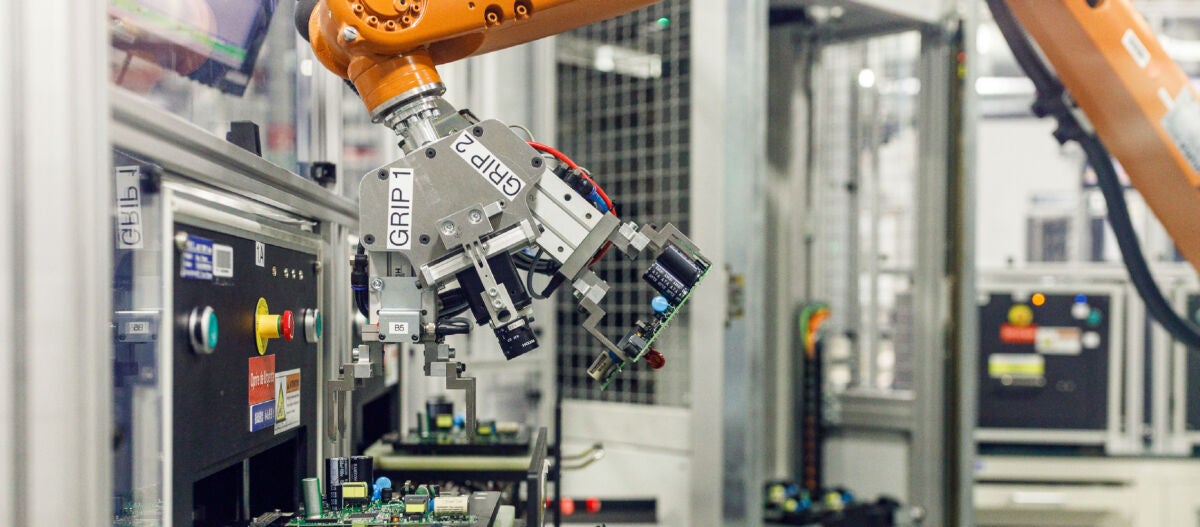 brazo robótico de fábrica autónomo en línea PCBA