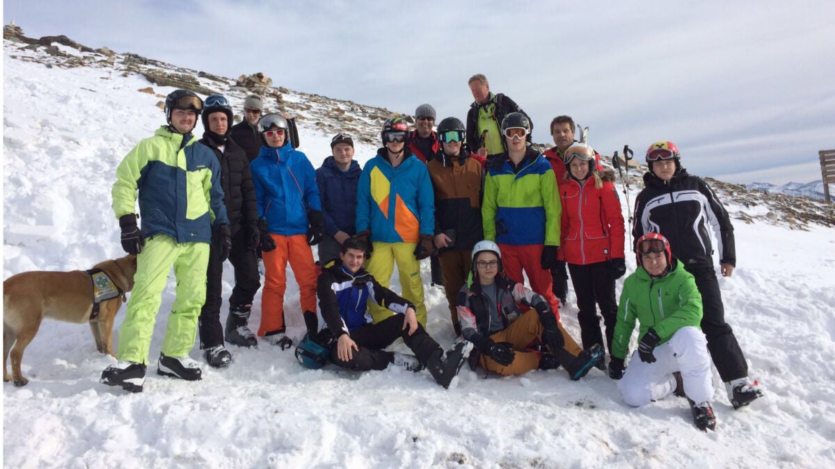 Grupo de aprendices del Flex Althofen en una excursión de alpinismo