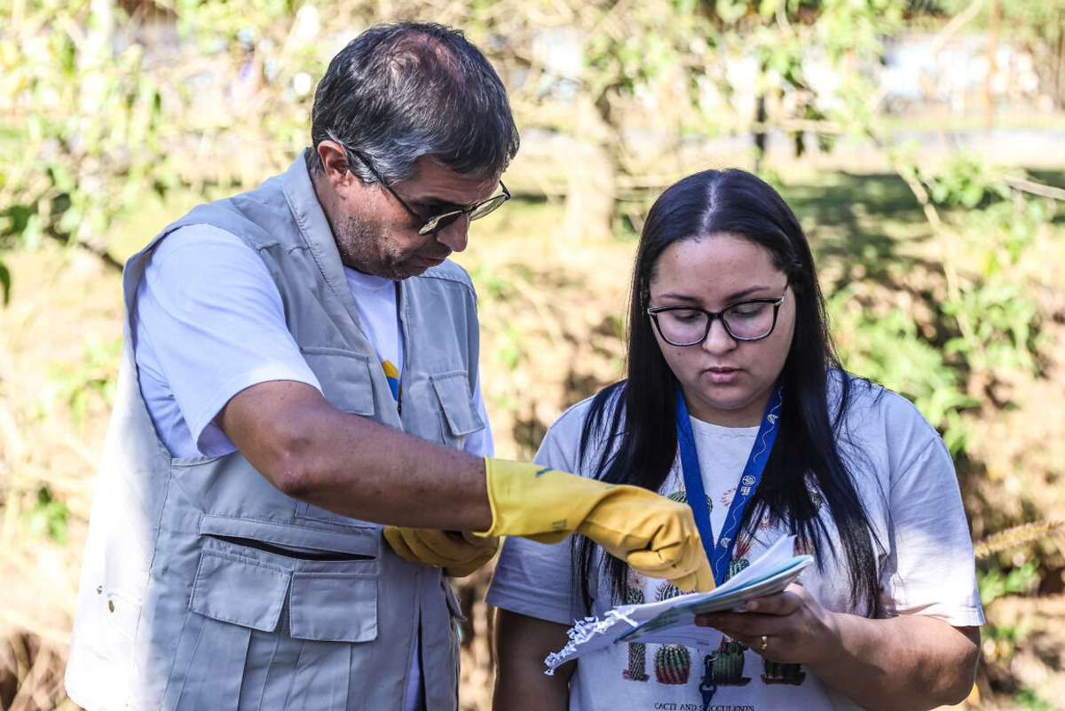 Dos personas estudian un documento para SOS MATA ATLÂNTICA