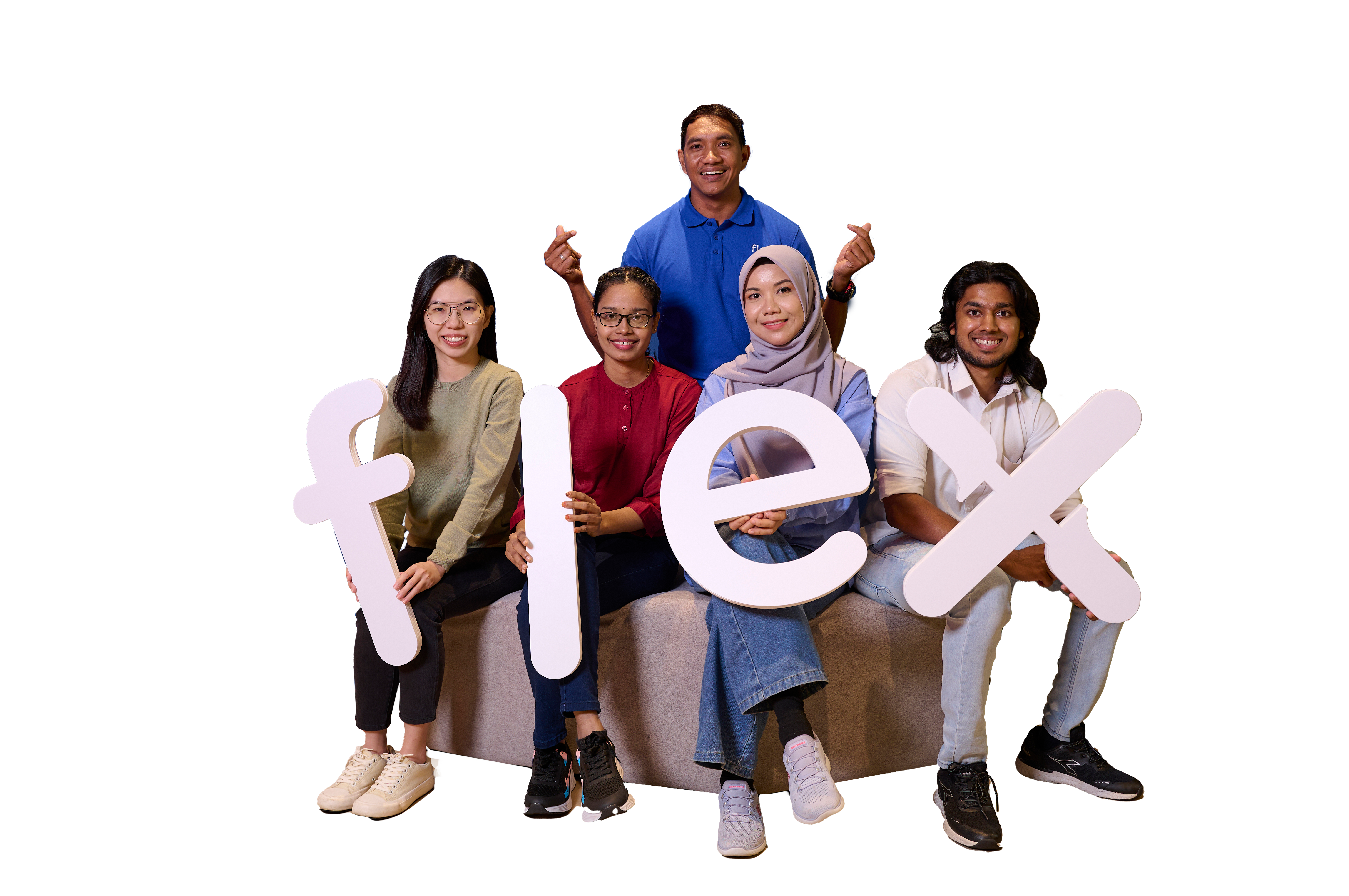 Empleados de Flex sosteniendo letras que forman la palabra Flex