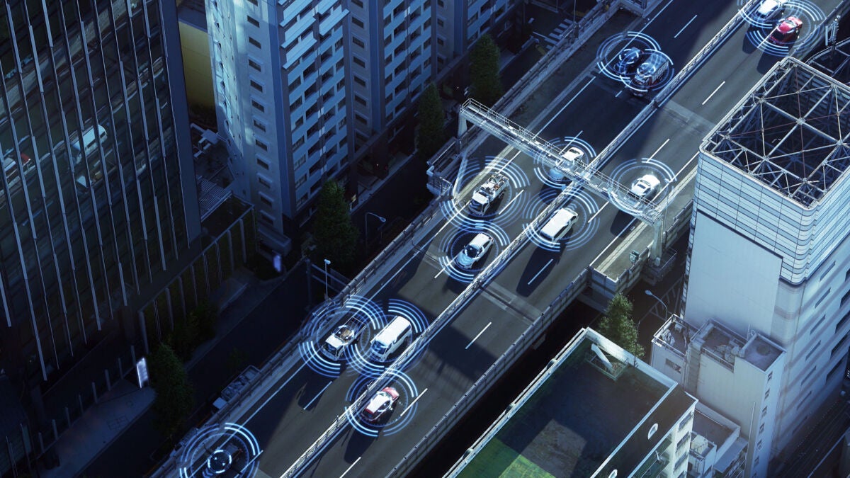 Intelligente Autos fahren auf einer Stadtstraße