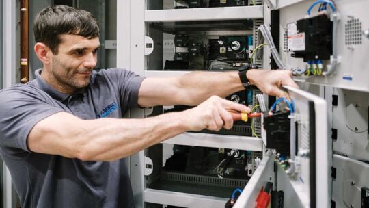 Anord Mardix-Mitarbeiter arbeitet an einem modularen Power Pod