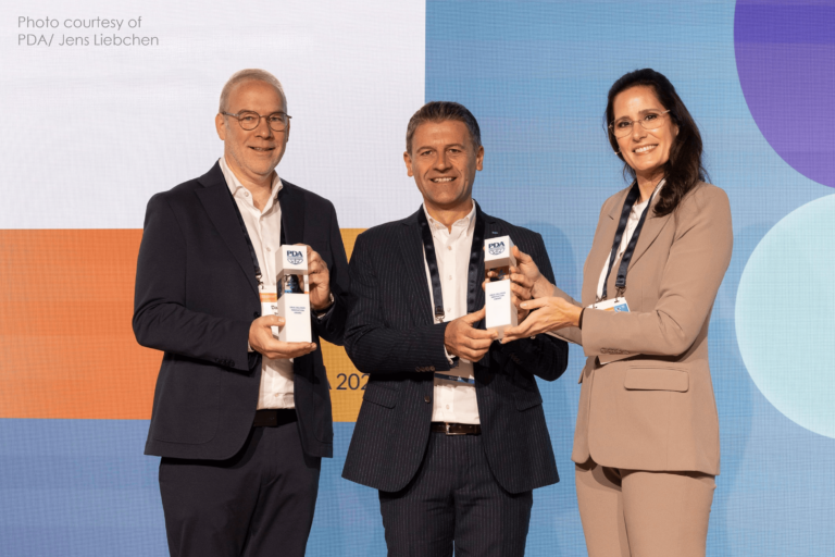 Flex Health Solutions team accepting 2025 PDA Drug Delivery Innovation Award