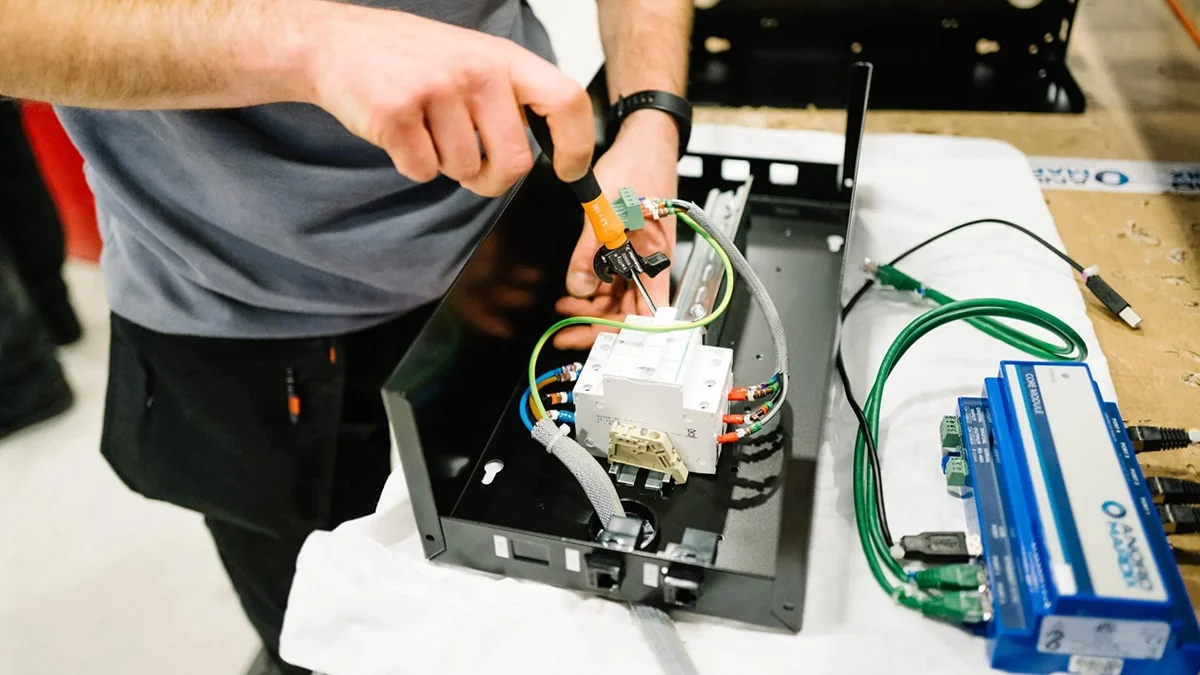 Ein Mitarbeiter von Flex baut ein 1-MW-Rack.