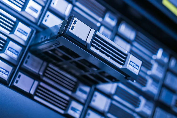 服务器硬盘从存储阵列中拔出的特写镜头。.