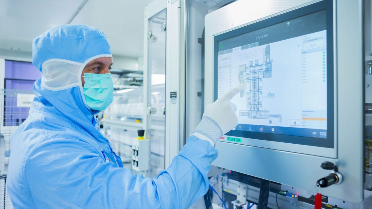 Flex 员工通过体外诊断制造解决方案帮助解决材料变更问题